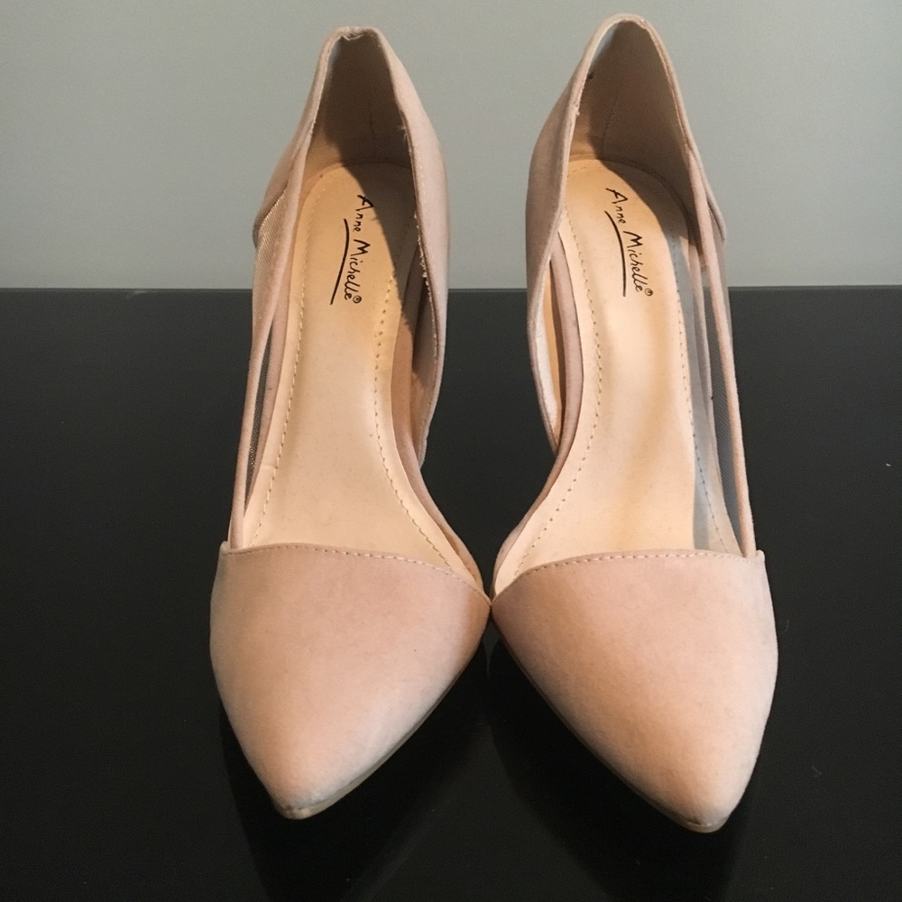 Nude pumps